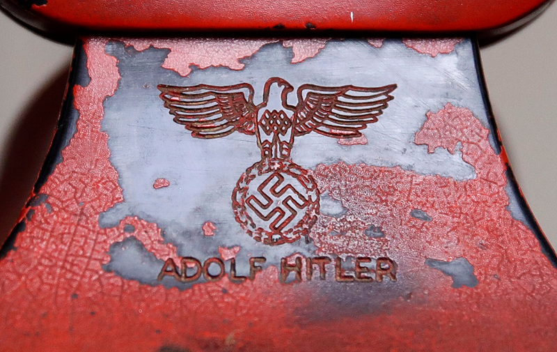 Foto: El teléfono de Hitler tenía su nombre grabado (Patrick Semansky / AP Images).